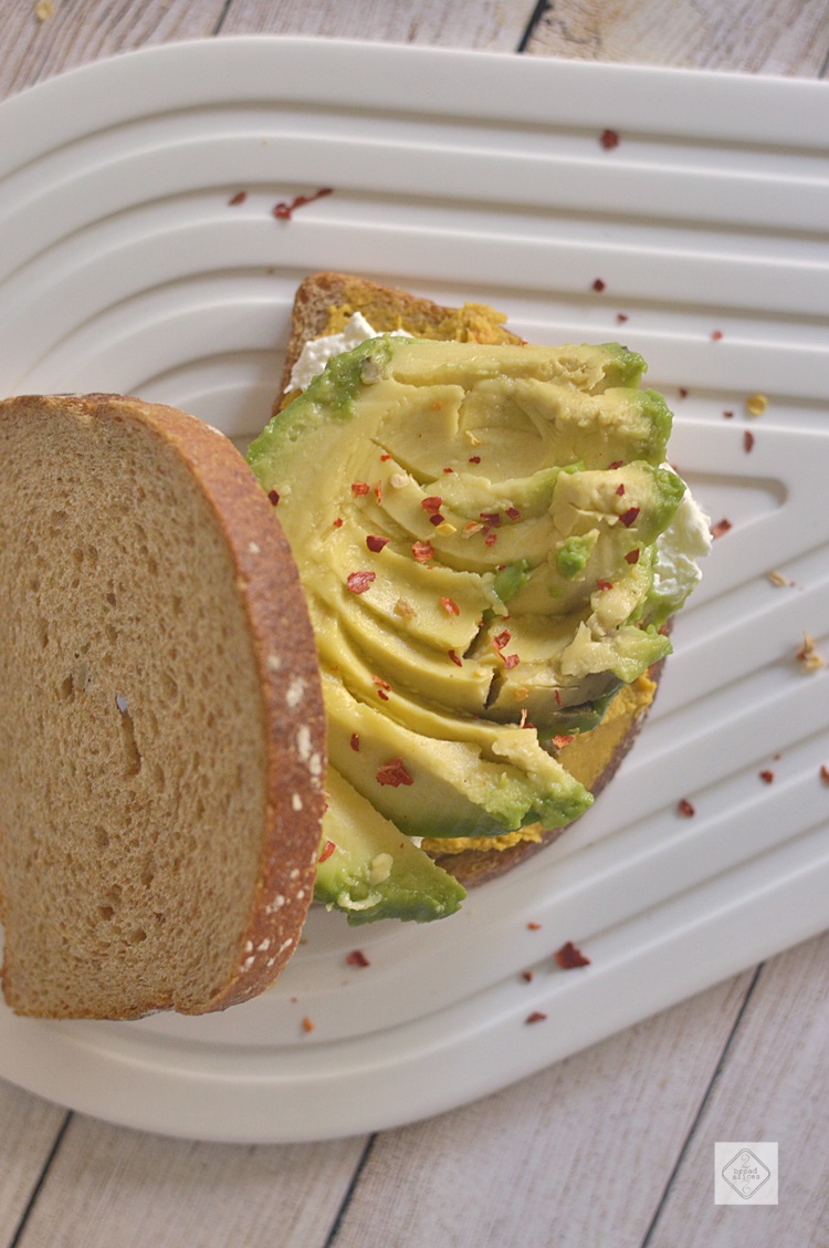 Sandwich de Aguacate con Hummus de Zanahoria | 2 Bread Slices