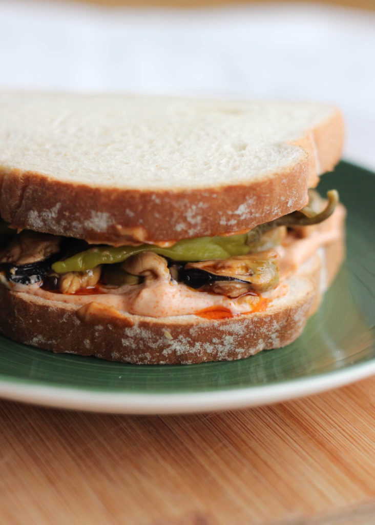 Sandwich de mejillones y piparras