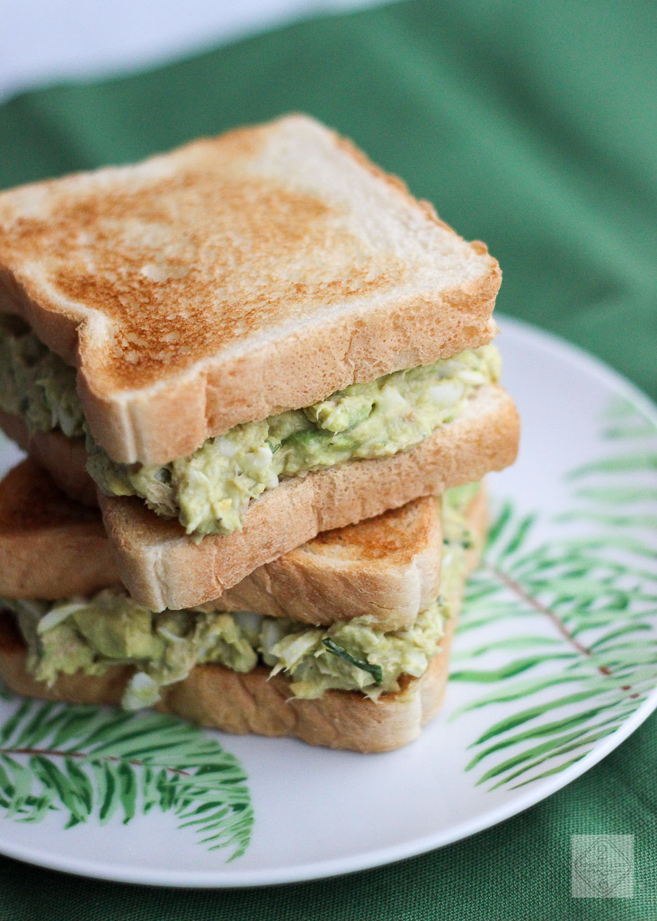 Sandwich de aguacate, huevo y atún