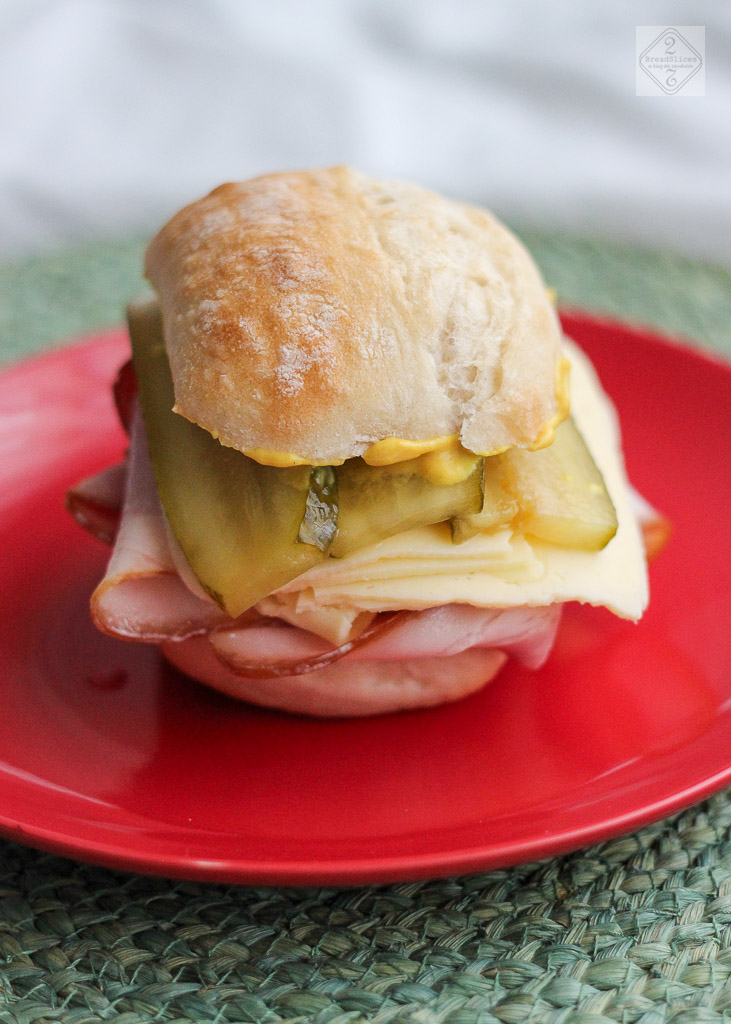 Sandwich de lacón ahumado, Havarti y pepinillos