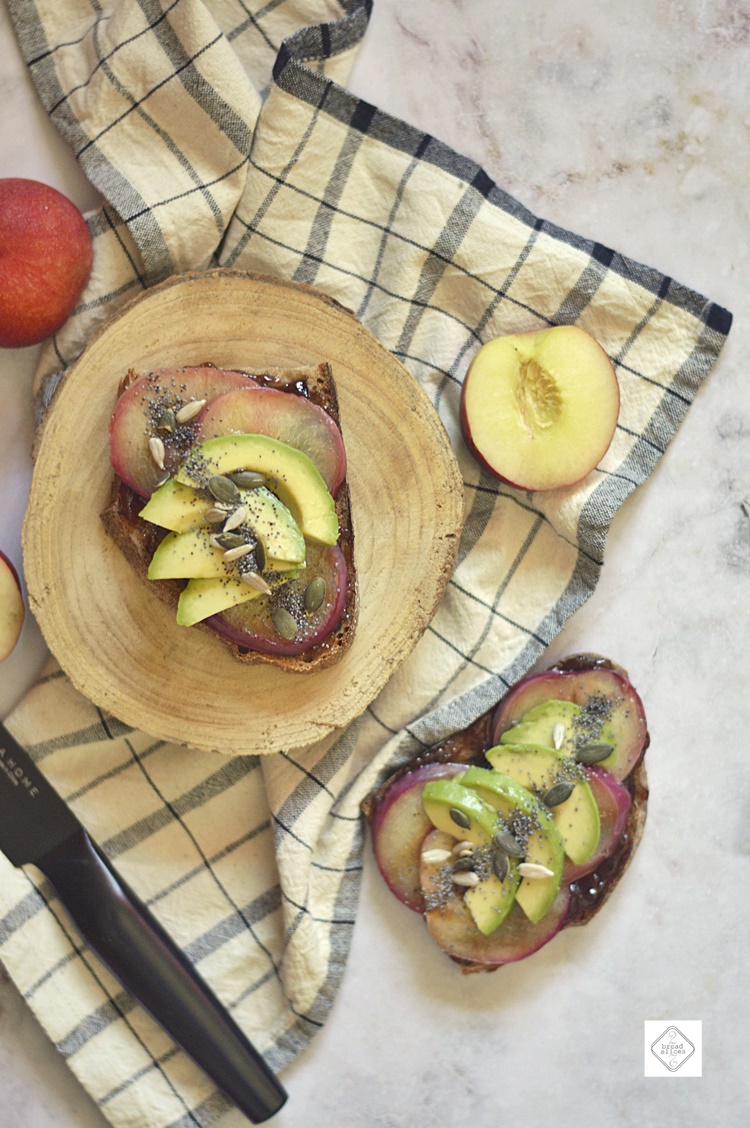 Sandwich de Nectarina y Aguacate | 2 Bread Slices