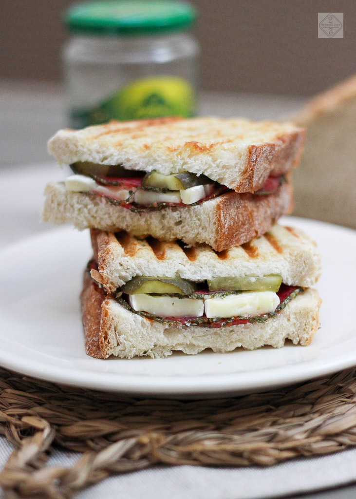 Sandwich de salami, brie y pepinillos