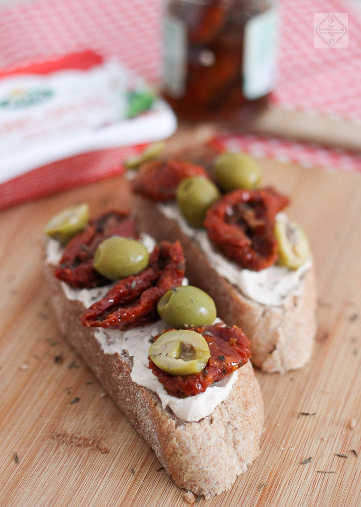 Open sandwich de queso, tomate y aceitunas