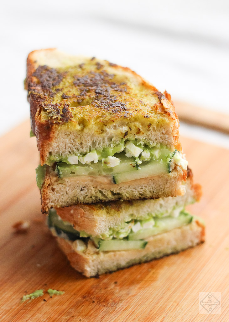 Sandwich con pesto, aguacate y humus